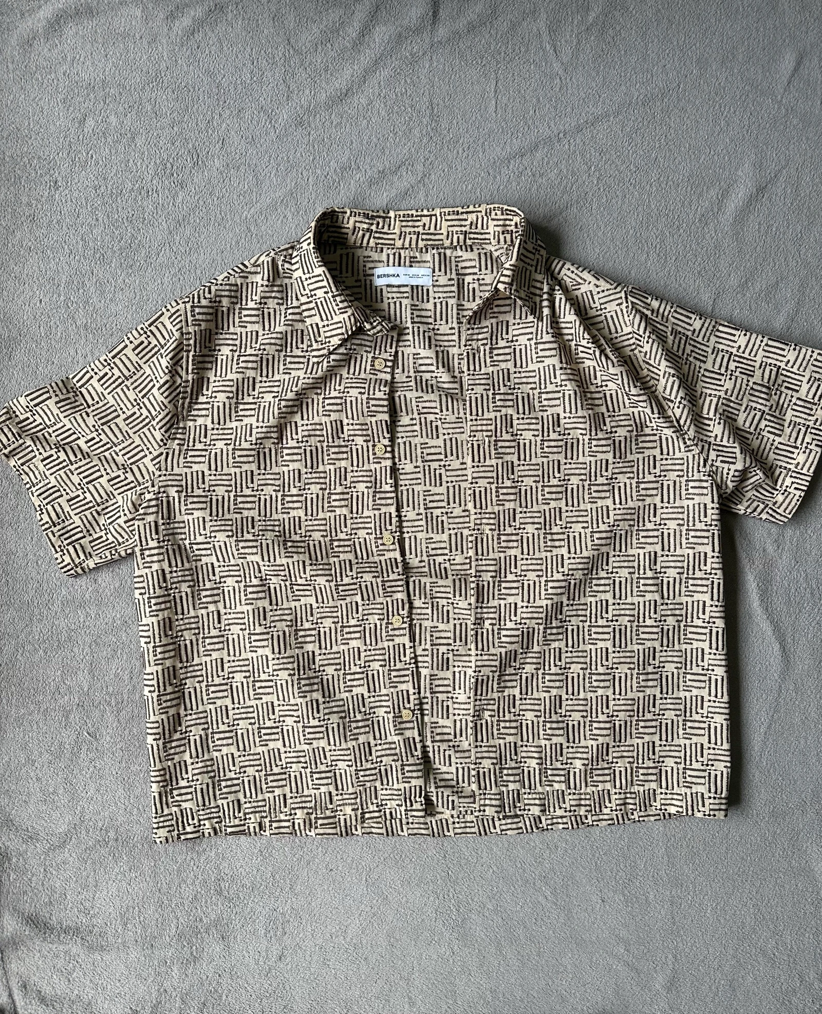 Camisa Bershka Estampado Geométrico Beige y Marrón Talla M